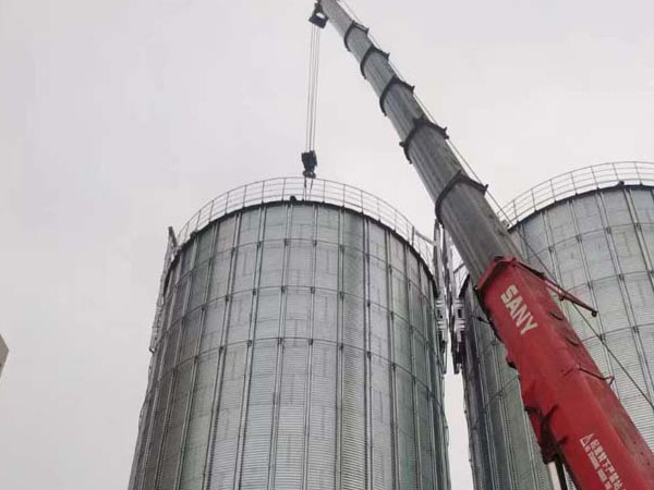 350噸與260噸吊車出租吊裝海上釣魚臺(tái)